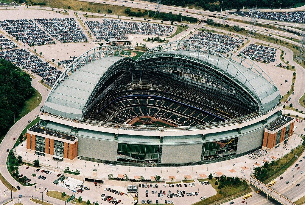 The Toronto Blue Jays' stadium has a mesmerizing retractable roof